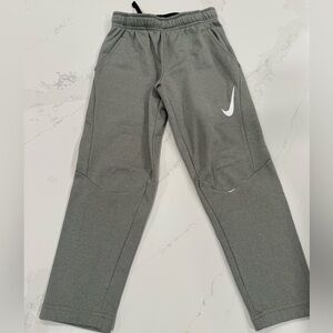 Boys Nike Gray Sweatpants with Elastic Waistband and Swoosh Logo size 7L